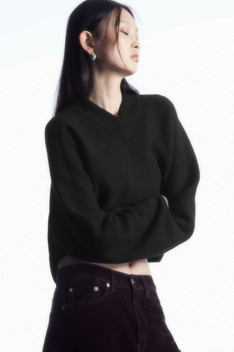 BLACK COS CROPPED V-NECK WOOL SWEATER | IYX-061895