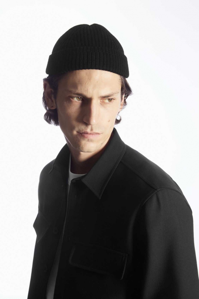 BLACK COS SHORT MERINO WOOL BEANIE | LUP-389602