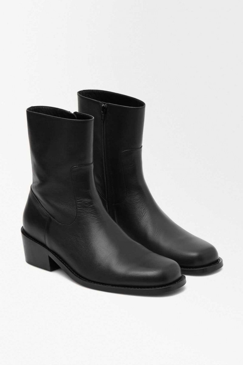 BLACK COS THE HEELED LEATHER BOOTS | GPM-204958