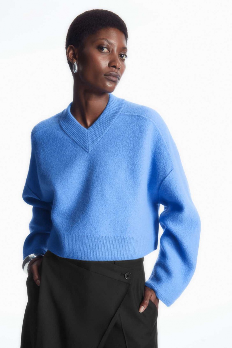 SKY BLUE COS CROPPED V-NECK WOOL SWEATER | BNF-194802